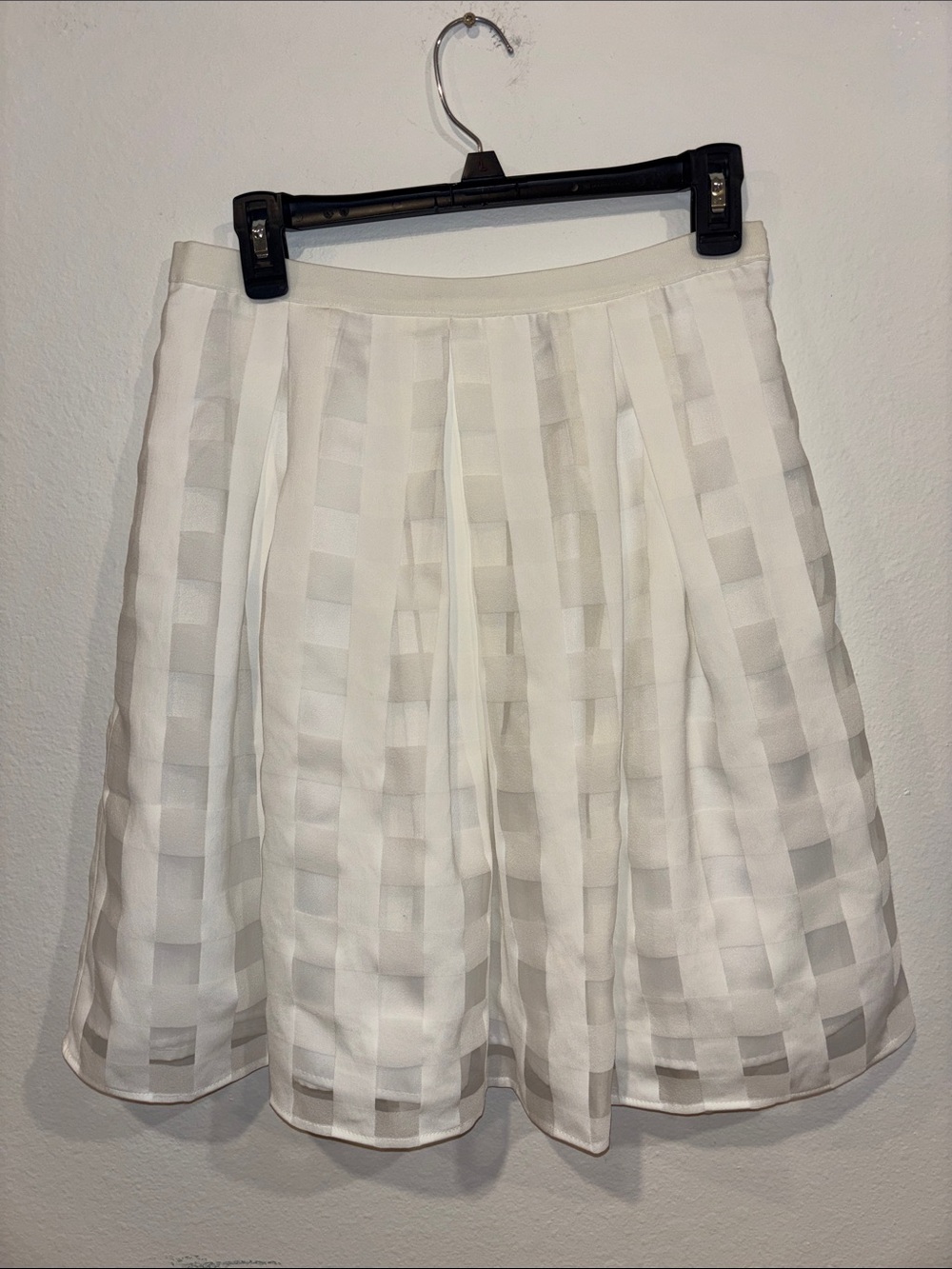 Isaac Mizrahi White Midi Skirt. Size 2